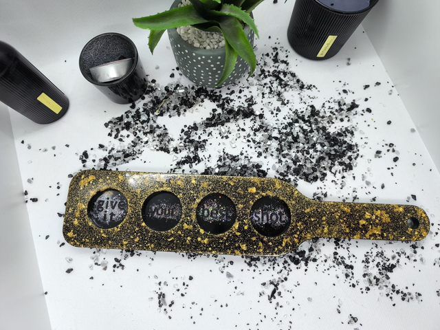 Planche à shooters noir feuilles d&#039;or et paillettes dorées 