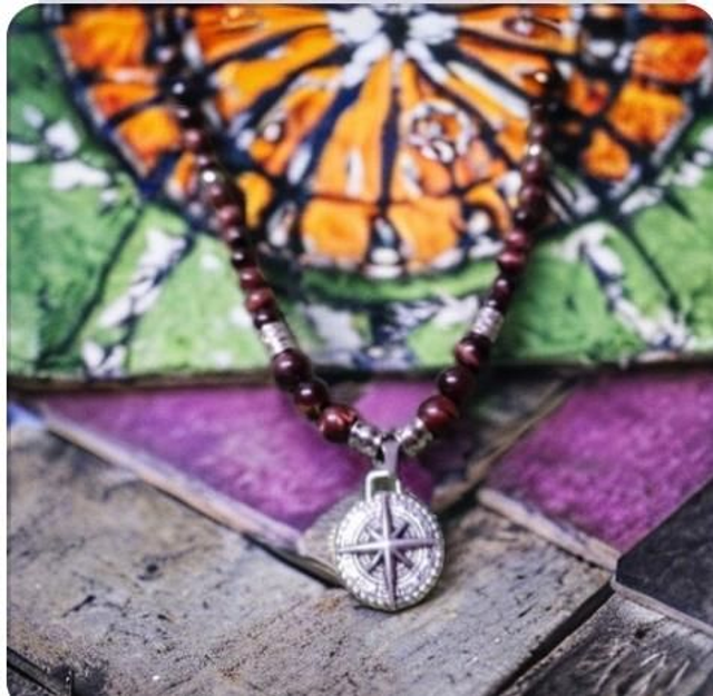 Collier en Oeil de Taureau et sa boussole (Force intérieure, Protection, Dynamisme)