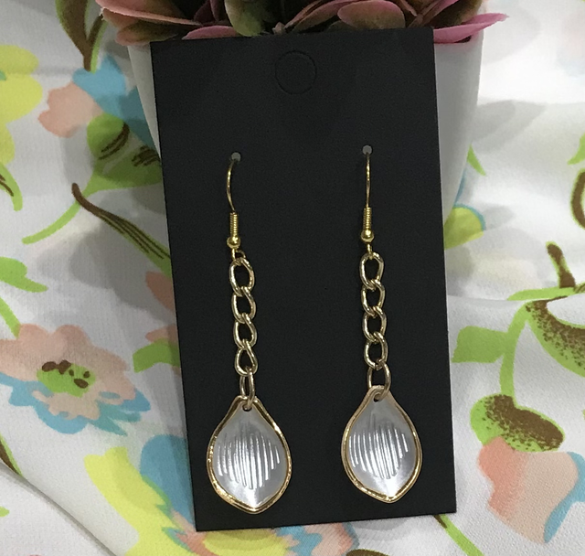 White/Cream Dangling Earrings- WDE30