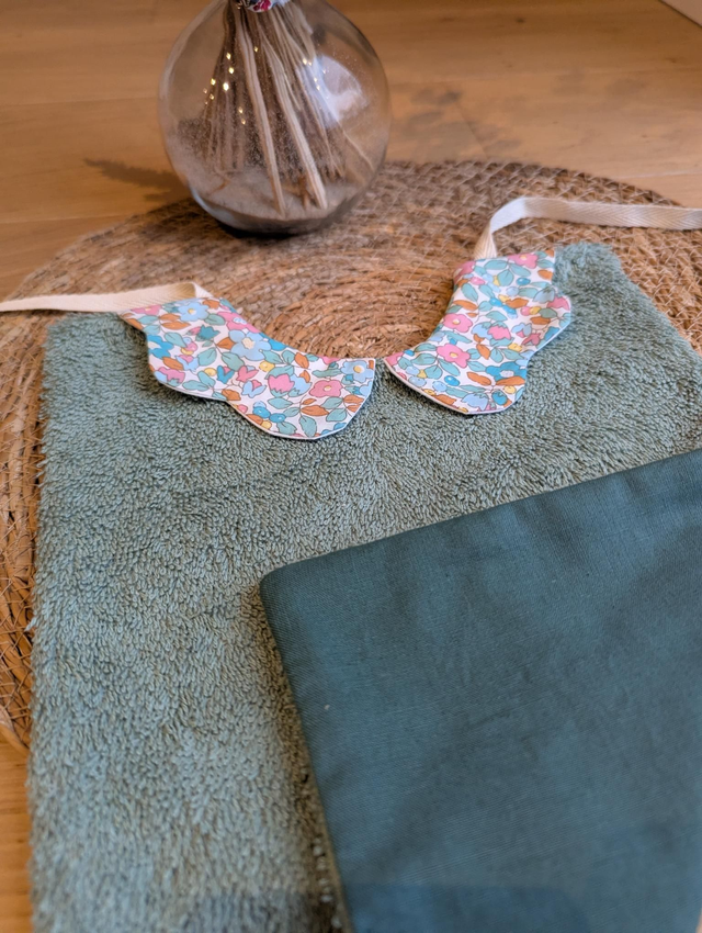 Grand bavoir col fleur 