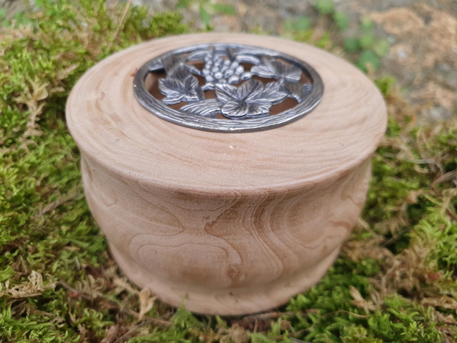 Pot Pourri En Bois Avec Couvercle Ajouré En Étain