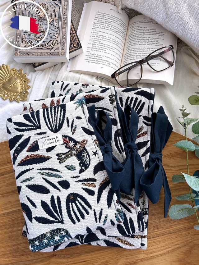 Pochette à livres en tissu jacquard Nysa, fermeture latérale avec un nœud bleu