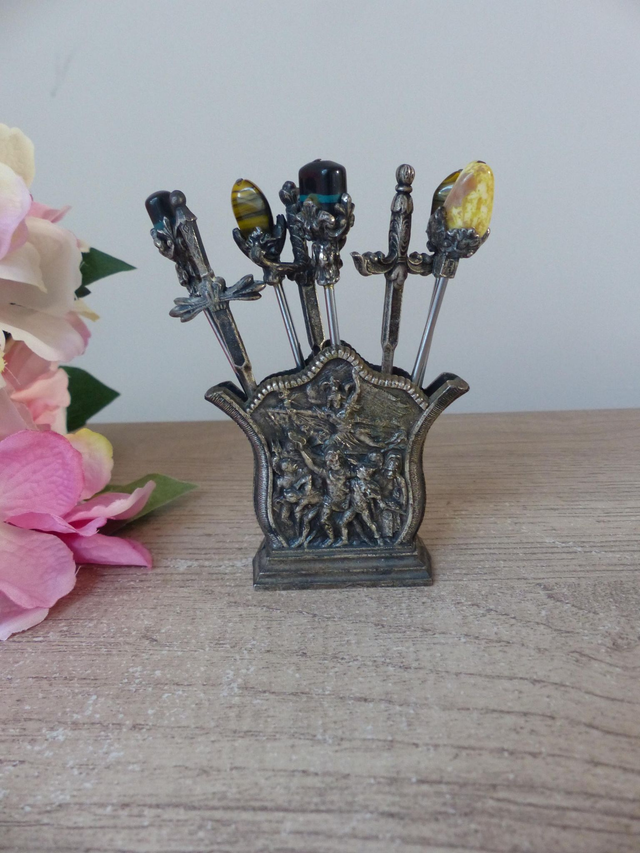 Service Apéritif Ancien en Métal Argenté – Ensemble de Pics Canapés Décoratifs Guerriers avec Motif en Bas-Relief, Épées et Couronnes