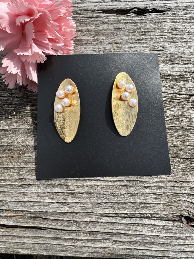 Matte oval earrings with pearls 