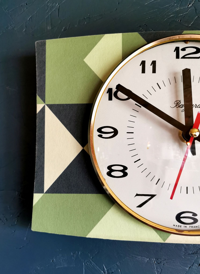 Horloge vintage pendule murale silencieuse rectangulaire "Bayard vert"