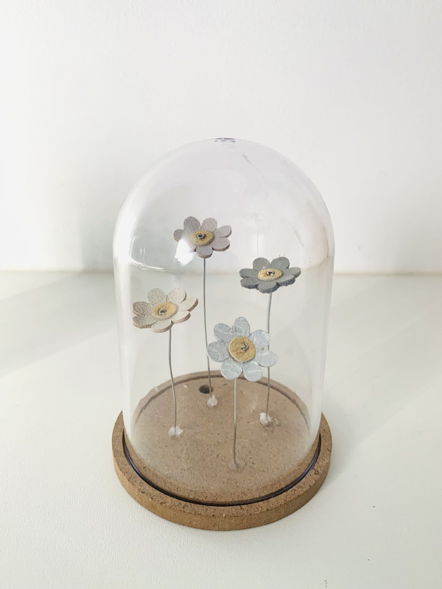 Cloche avec fleurs en cuir 