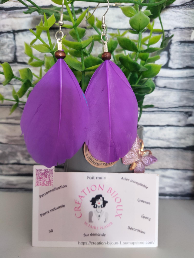 Boucle d'oreille plume violet