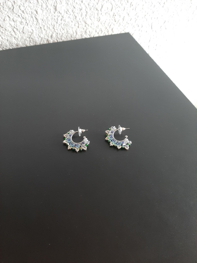 Boucle d&#039;oreilles créole croissant gris - vert  argenté en perle rocaille		