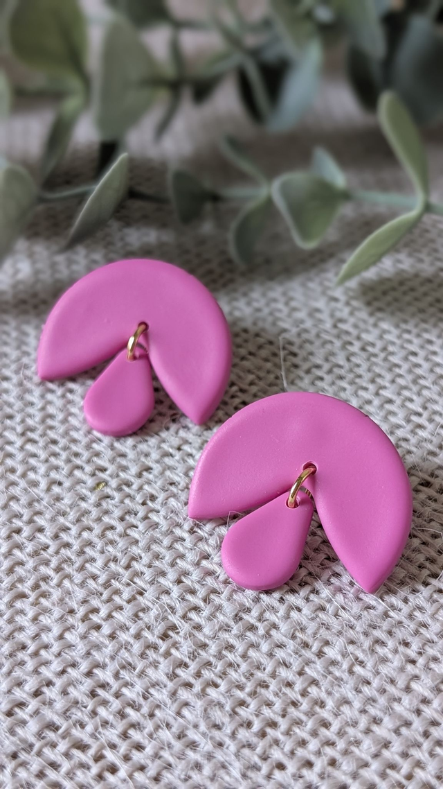 Boucles d&#039;oreilles roses en pâte polymère