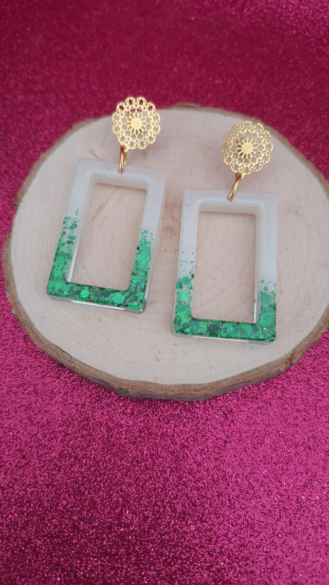 Boucles d&#039;oreilles rosaces dorées rectangles blanc/paillettes vertes
