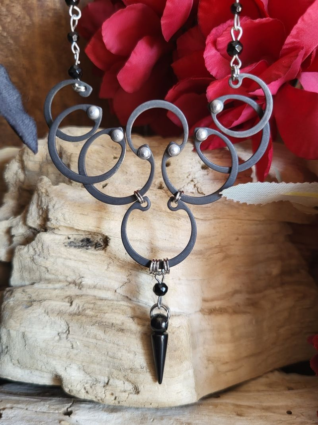 Collier "Rosace d'Acier"