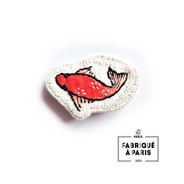 Broche peinte et brodée carpe koï 