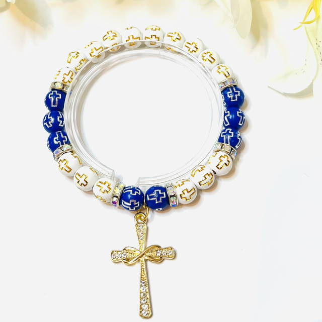 Royal Faith” – Armband met Goudkruis, Blauw-Witte Kralen en Strassaccenten