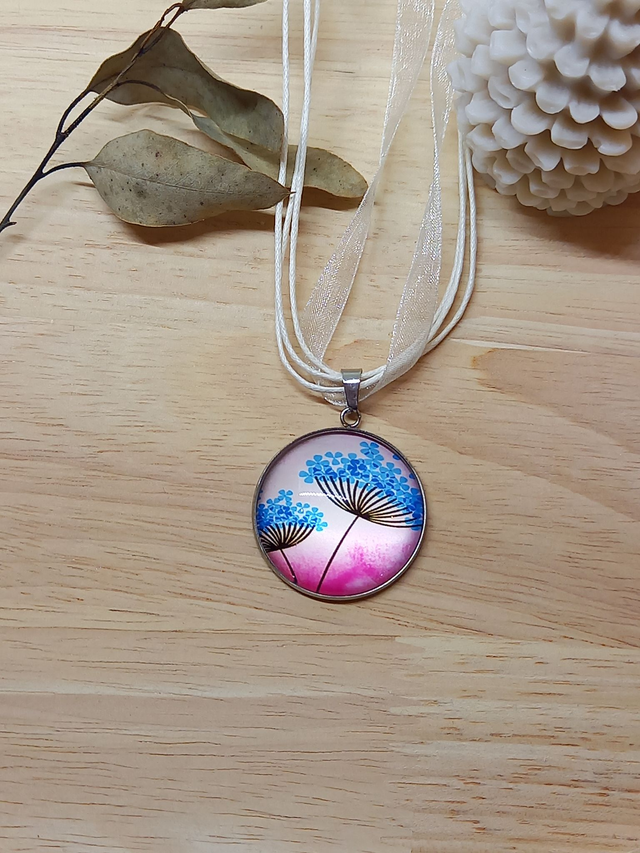 Collier Cabochon image fleur - bleu - rose - fil  / ruban blanc 