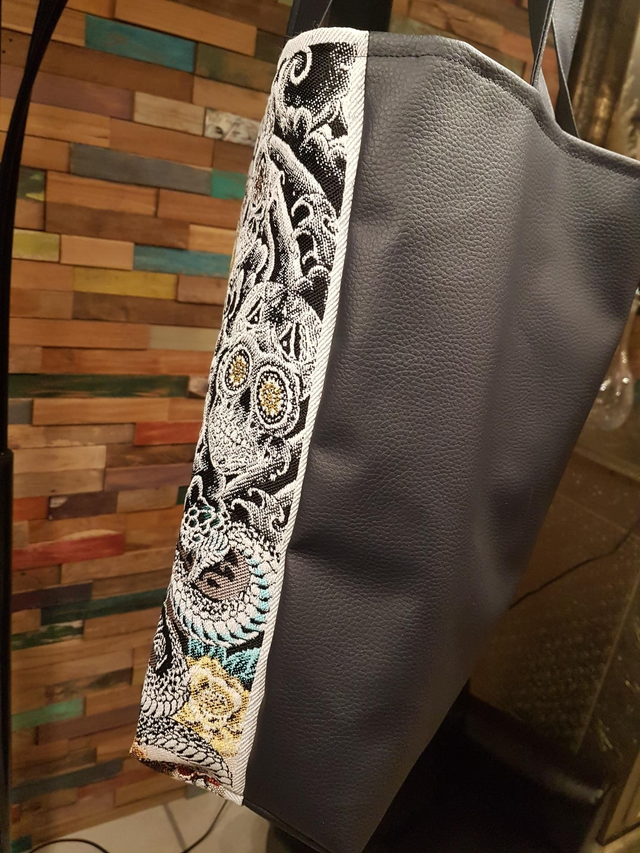 Grand sac en carré jacquard motif "La muerte"