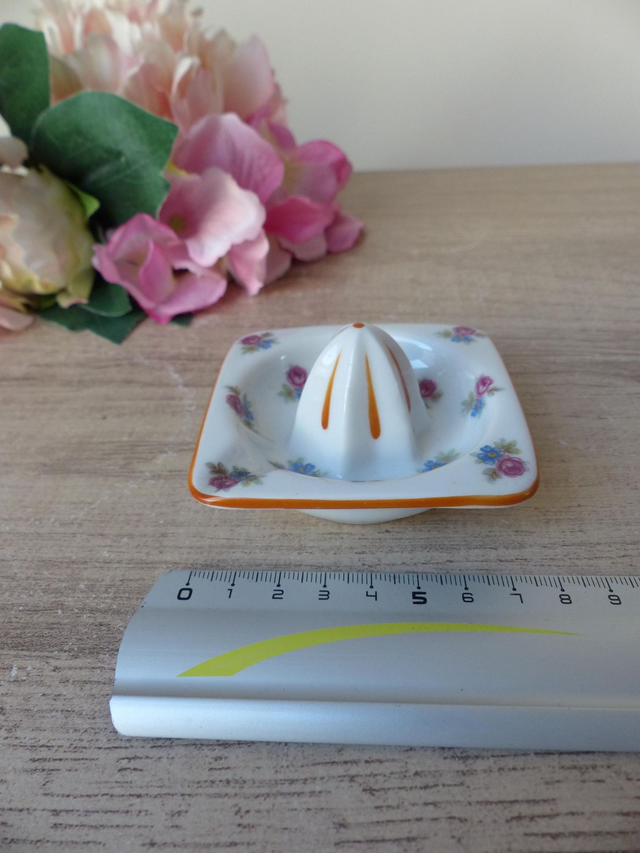 Ancien petit presse agrumes en porcelaine de Limoges France, presse citron avec fleurs bleues et roses, décoration table apéro dinatoire