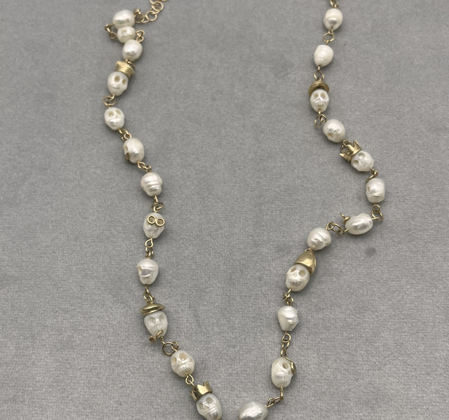 Big Pearl Skull Necklace Memento Mori (18kt gold and fresh water pearls)