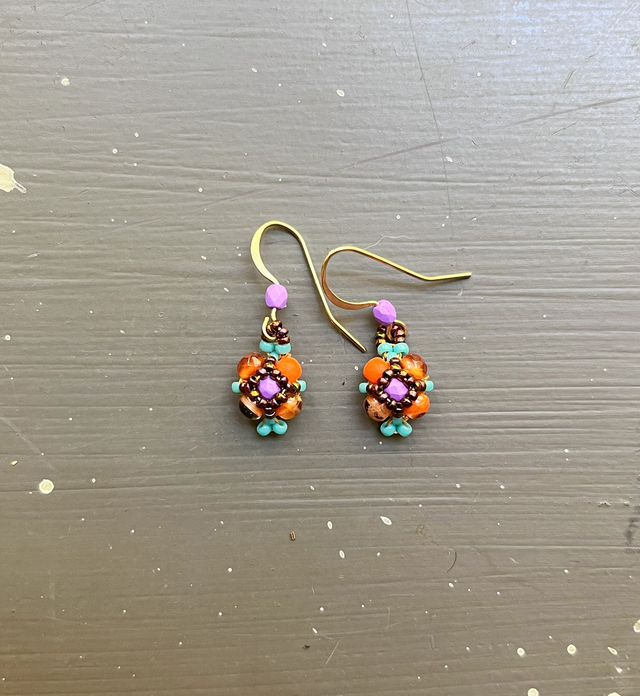 Petites boucles d'oreille en perles tissées multicolores