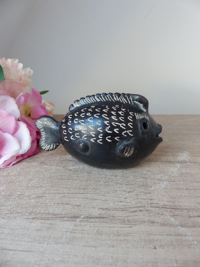Sculpture poisson en poterie d'argile noire, figurine poisson artisanal décoration intérieure zénitude calme sérénité thème océan mer maison