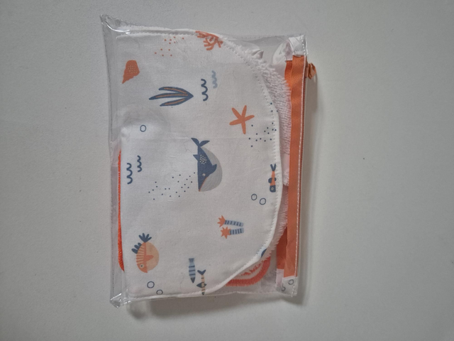Trousse + lingettes + pare-pipi + bavoir motifs Poissons