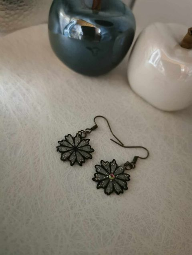 Boucles d'oreilles Fleur en Métal Noir avec Perles Swarovski 