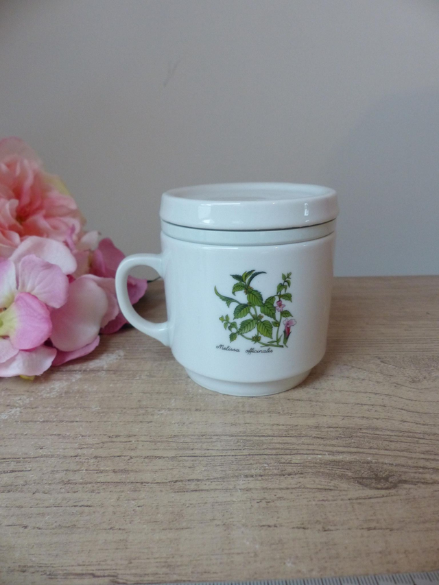 Tisanière vintage en porcelaine – décor fleurs de mélisse – avec filtre et couvercle – fabriquée en Allemagne