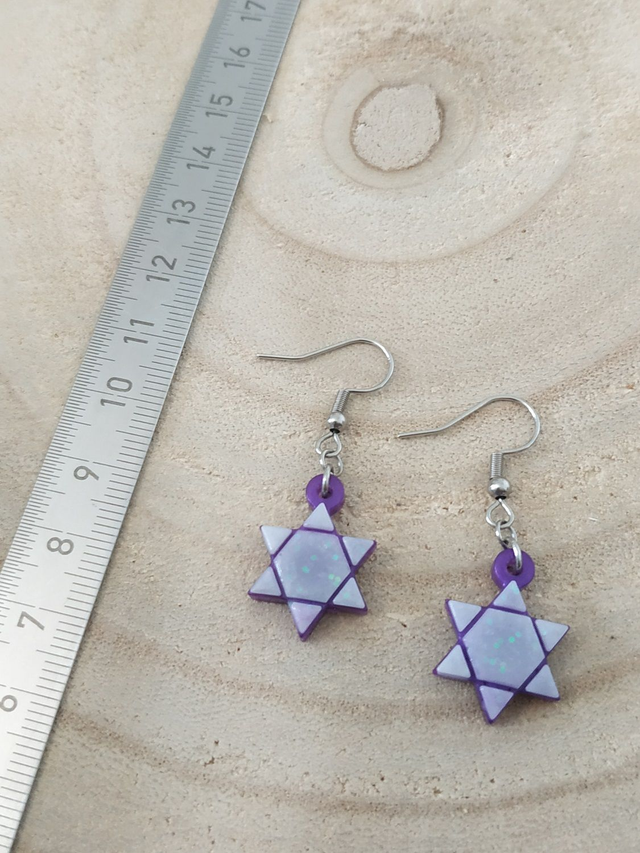 Boucles d'oreilles étoile violette sur ton blanc