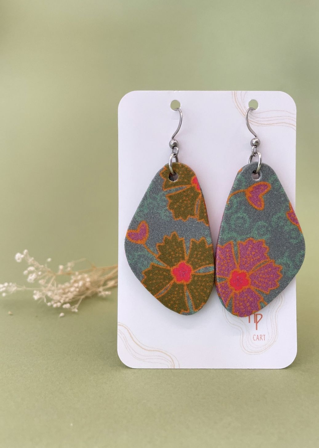 Boucles d'oreilles carton et tissu forme triangle, collection " indie ardoise " - fond bleu/gris et motifs fleuris kaki, rose et orange (1)