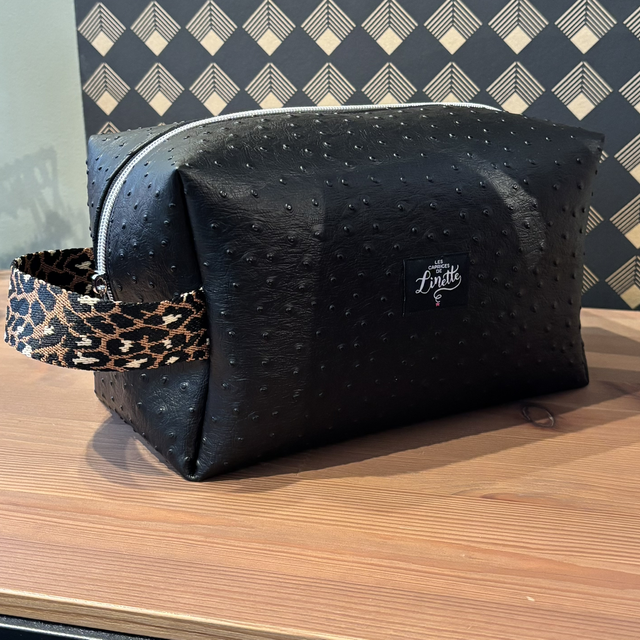 La trousse Complice Maxi – Noir effet autruche & poignée léopard 🖤🐆