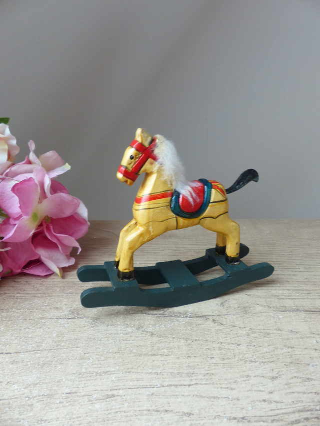 Cheval à Bascule Miniature en Bois – Figurine Vintage Sculptée et Peinte à la Main – Décoration Enfant ou Maison – Objet Nostalgique