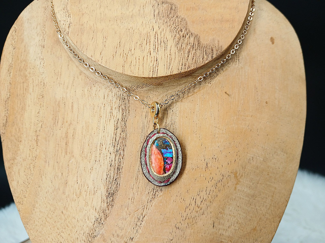 Damona, pendentif en agate mohave et cuir