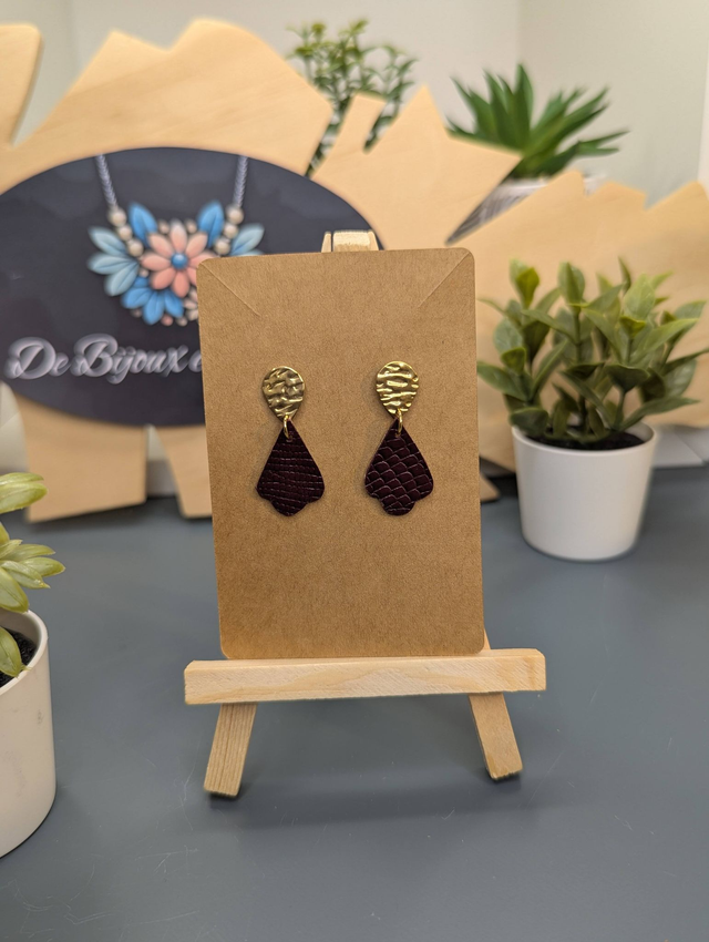 Petite boucles d&#039;oreilles en cuir rouge bordeaux et tissus enduit, fermoir de couleur or.