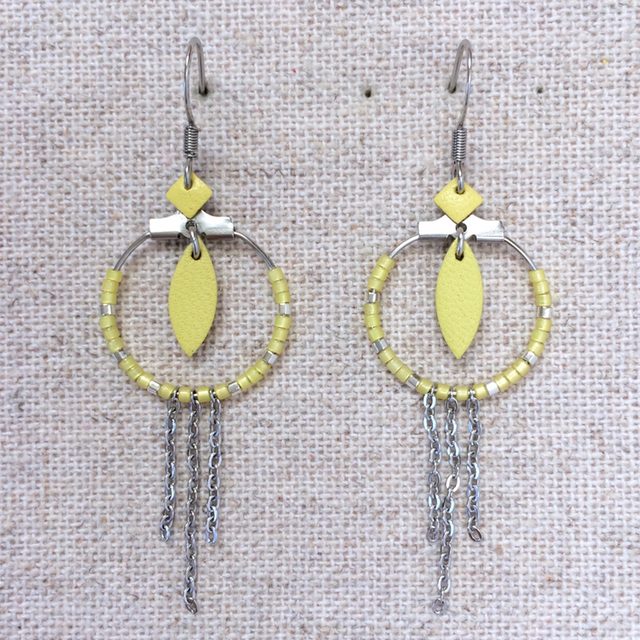 Boucles d’oreilles « Stretto » argentées, cuir jaune citron