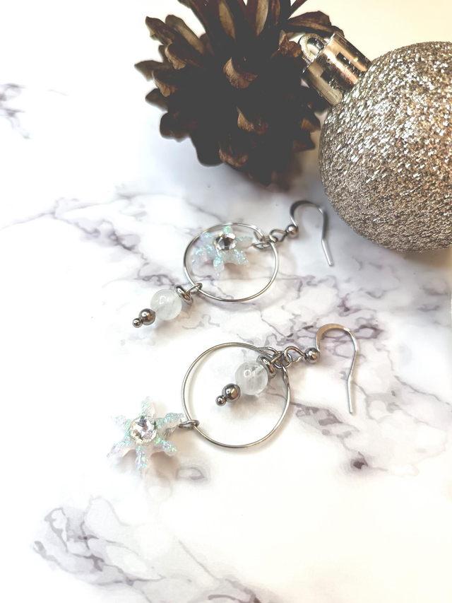 Boucles d&#039;oreilles asymétrique hiver blanc