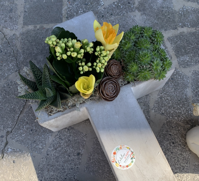 Croix en pierre et plantes grand modèle 