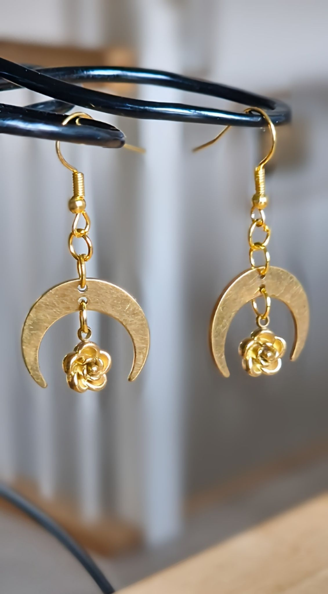 Mondohrringe mit Blüte       Ohrschmuck