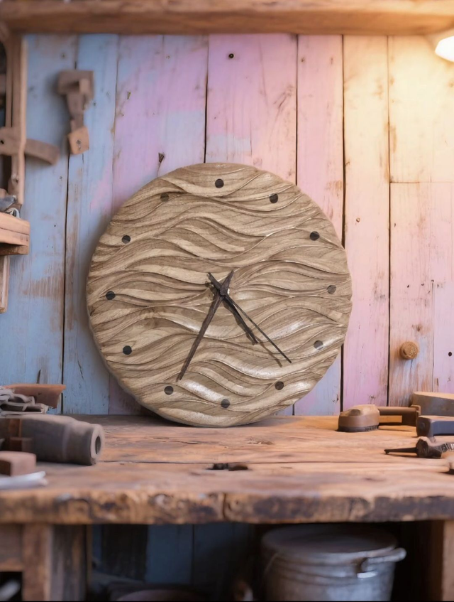 Horloge Murale en Bois de chataignier Modèle Ondulante par l&#039;ARTelier de Julien
