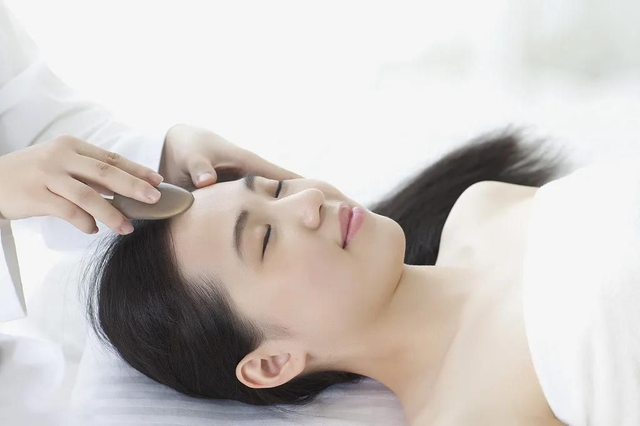 60 min Gesichts-Schönheitsmassage mit Lifting Effekt und Gua Sha Massage