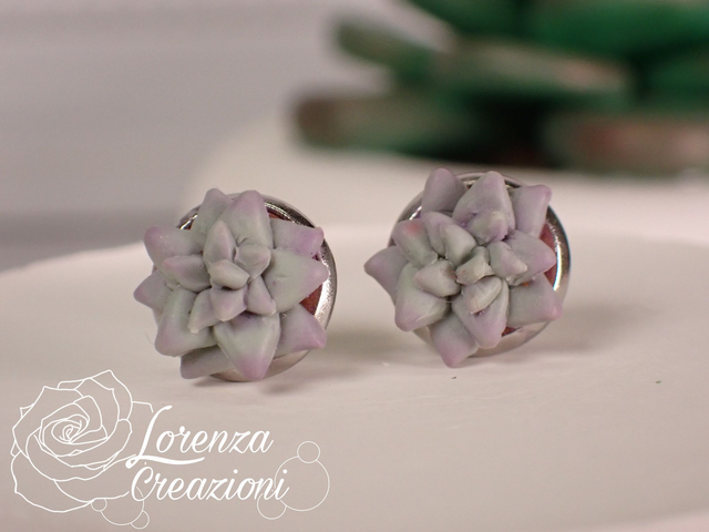 Orecchini a lobo floreali piccola pianta grassa succulenta sul verde azzurrino e sfumature viola