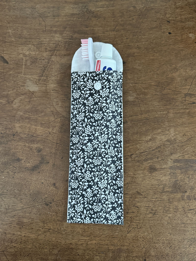 Étui à brosse à dents / ou à couverts