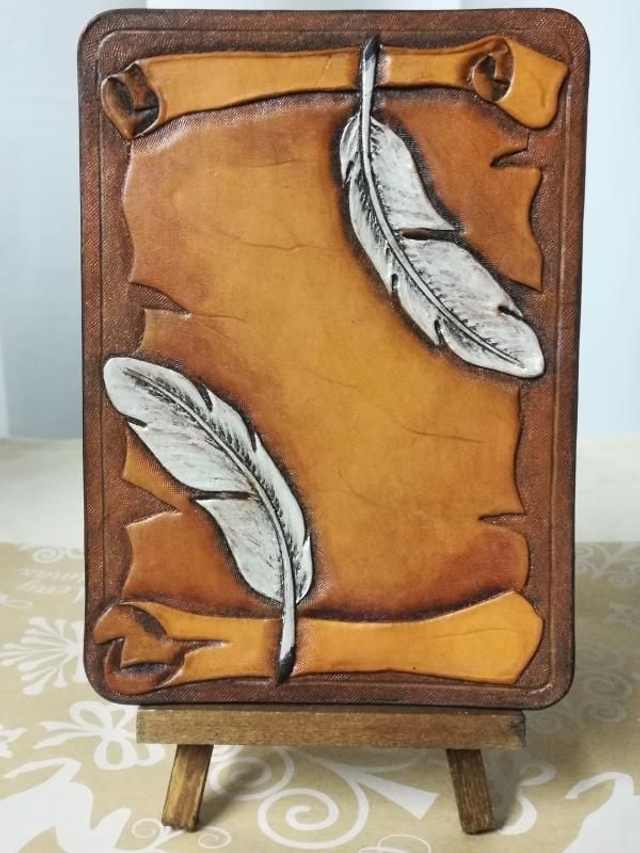 Carte en cuir parchemin et plumes