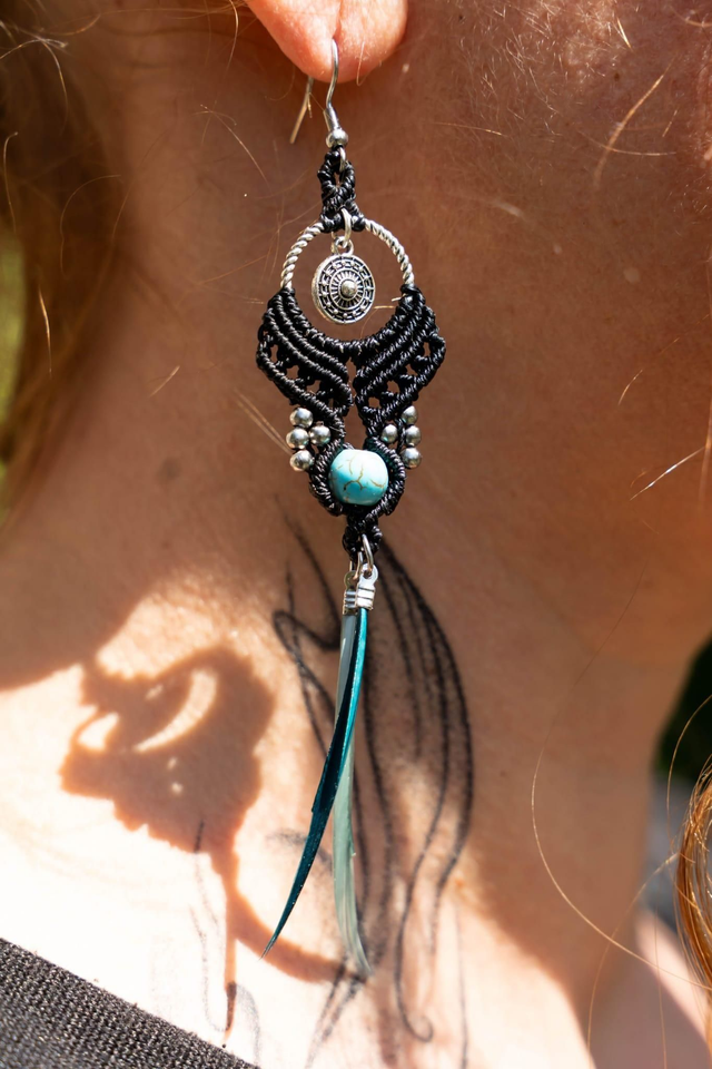 Boucles d&#039;oreilles en micro-macramé noir et perles Turquoise