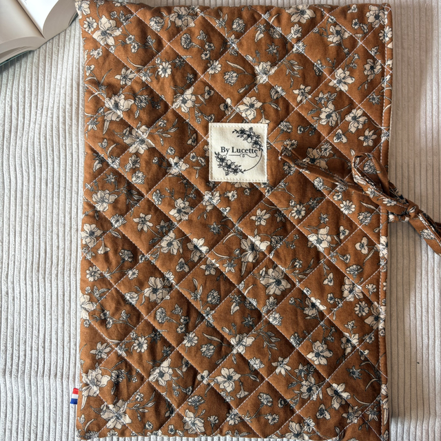 Pochette à livre matelassée fleurs camel