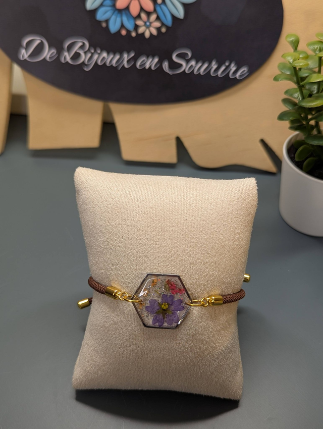 Bracelet corde ajustable marron et hexagone en résine.