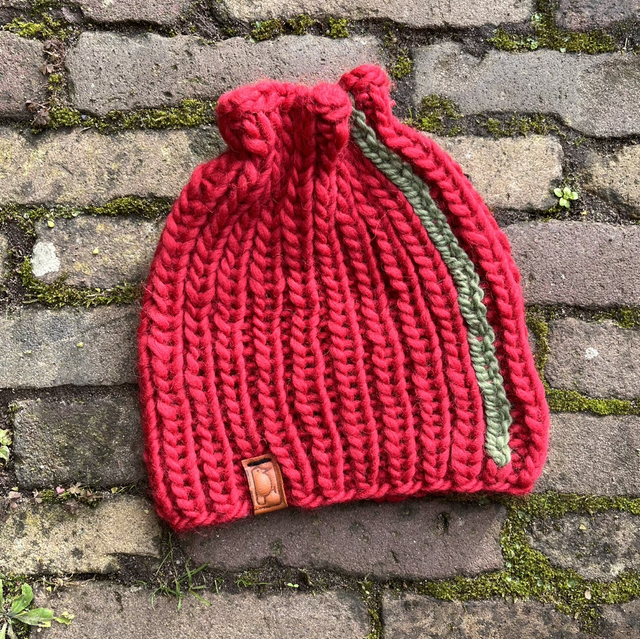 Rode muts met groene streep