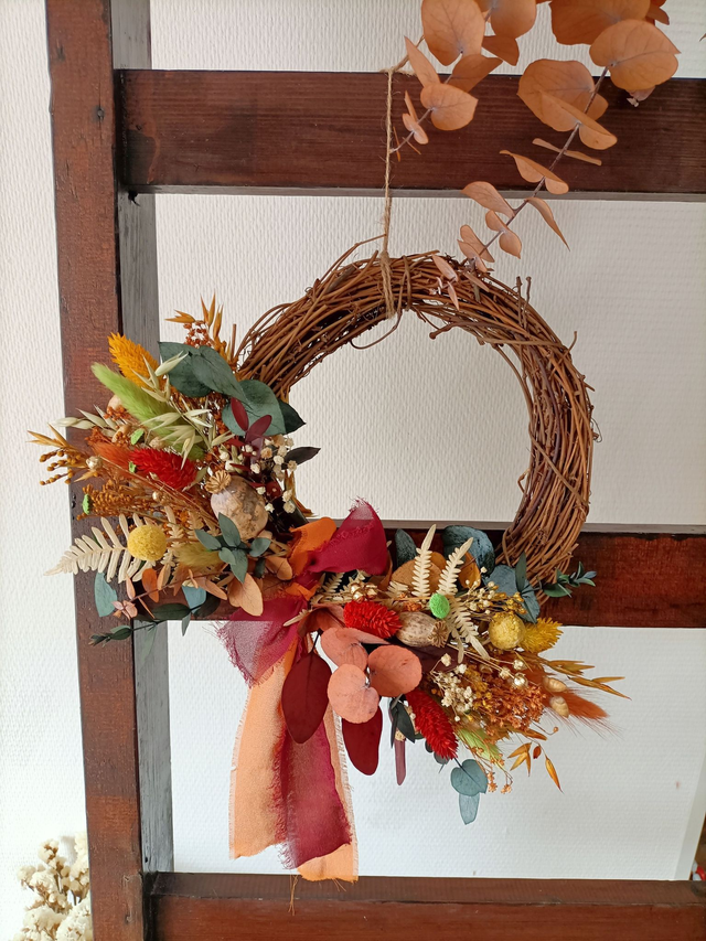 Couronne d&#039;automne de fleurs séchées et stabilisées
