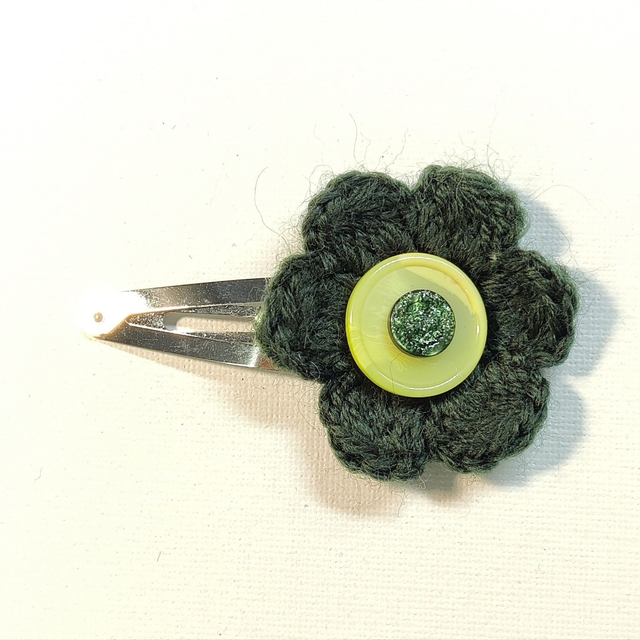 Barrette fleur simple sapin crochet bouton jaune vert clic clac