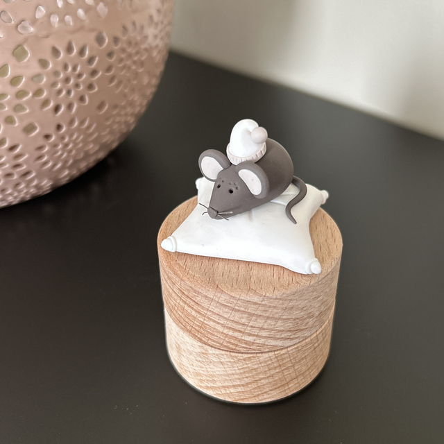 Boîte à dents en bois souris sur son coussin blanc