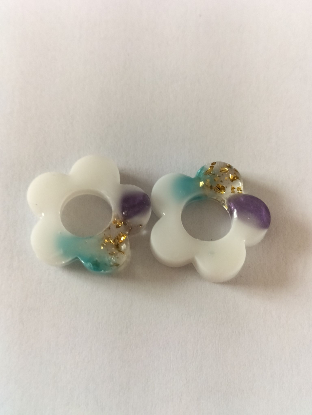 Pampilles fleurs blanches et touches de couleurs