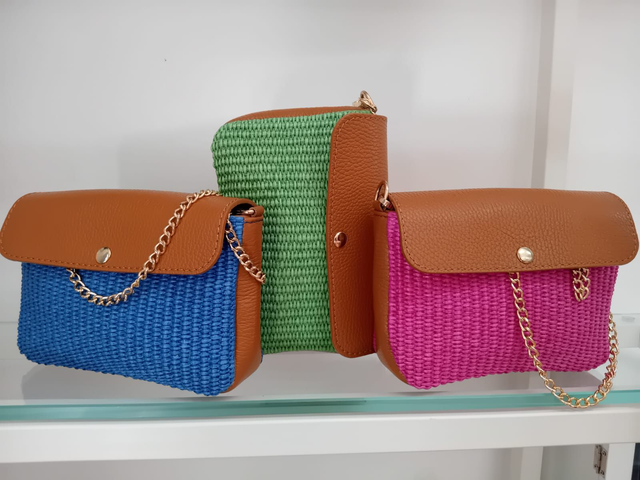 Tracollina raffia con patta in pelle